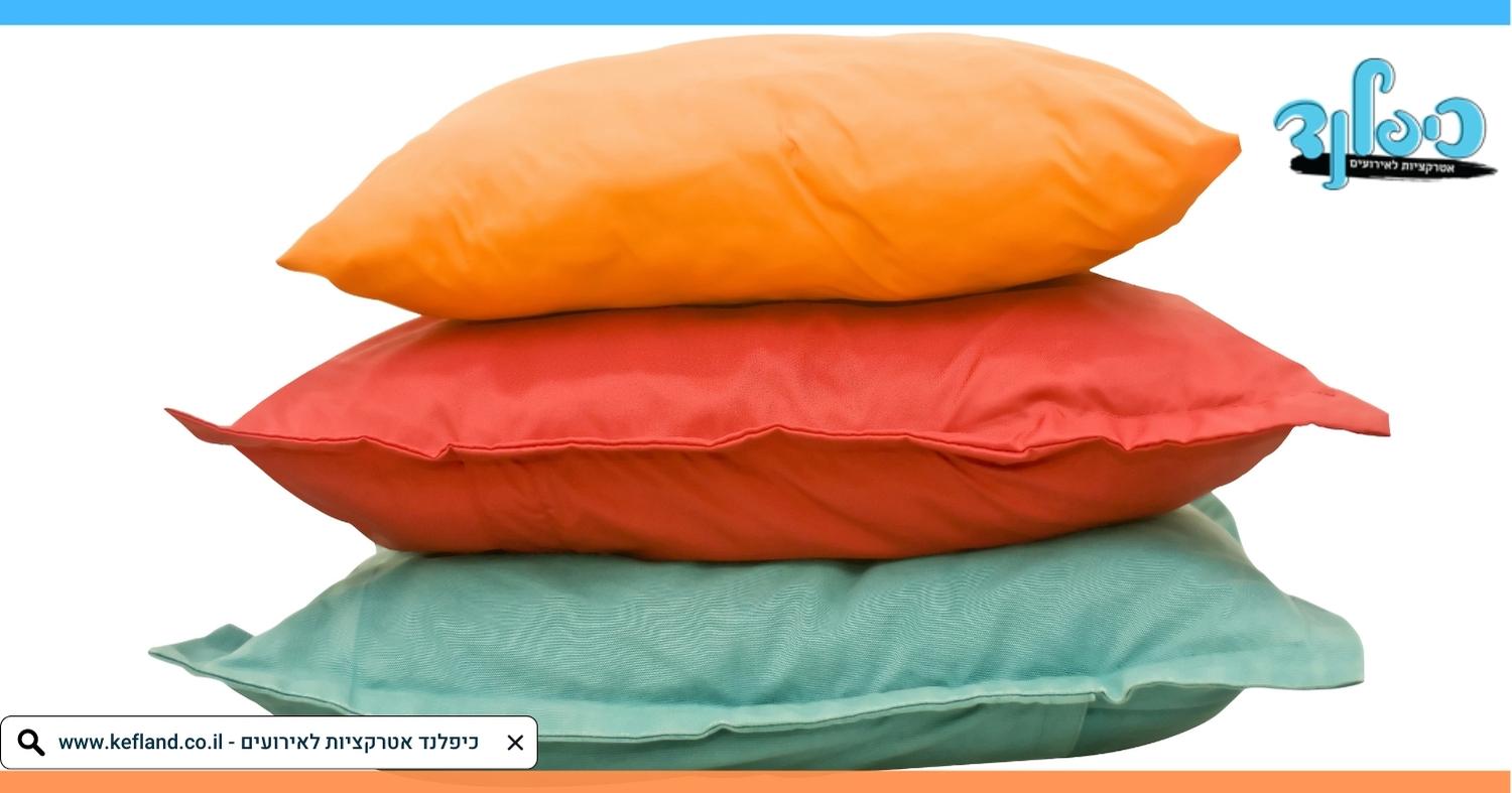 פופים, כריות וכוס בירה